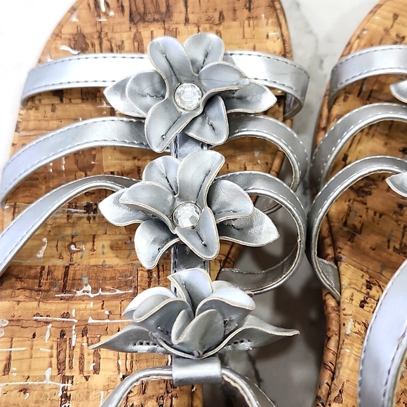✨ Silver Platform Wedges | Girls Size 4 | Cork Heel with Rhinestone Flowers - Picture 5 of 6